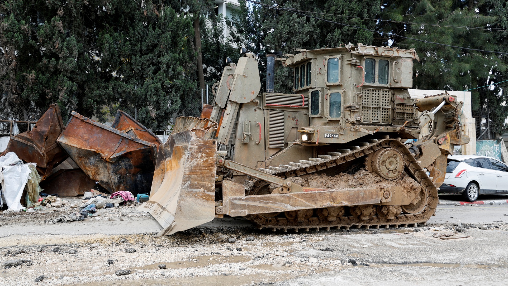 الجيش الإسرائيلي يستخدم جرافة كاتربيلر في إحدى عملياته في الضفة الغربية. (أرشيفية)